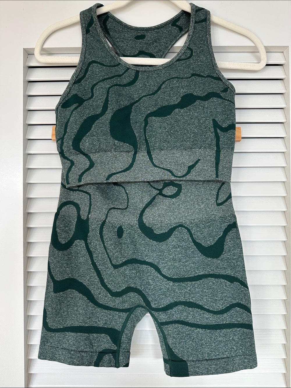 GXIN Seamless 2-Piece Sports Bra Biker Shorts Matching Set Green Camo Size M